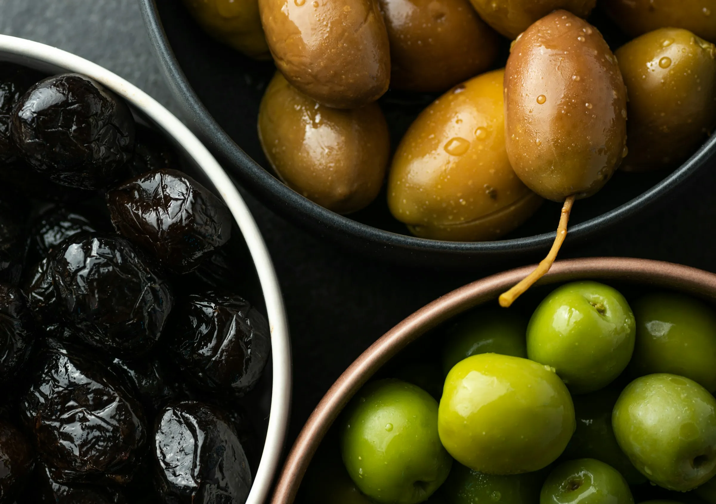 Kâselerde siyah, mor ve yeşil zeytin çeşitleri